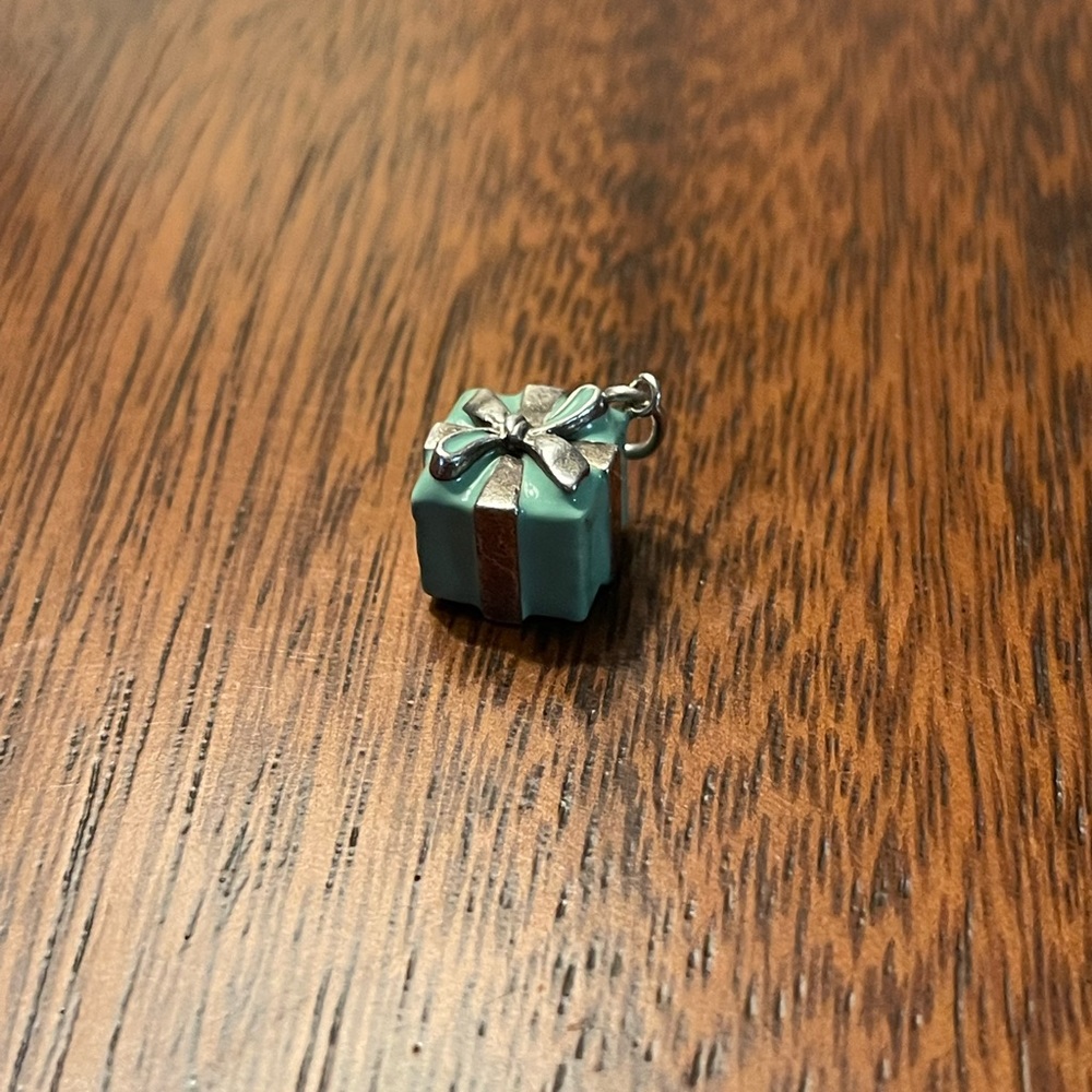 ✨Tiffany & Co. gift box charm✨